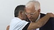 השגריר פרידמן בעת הביקור אצל משפחות הנרצחים