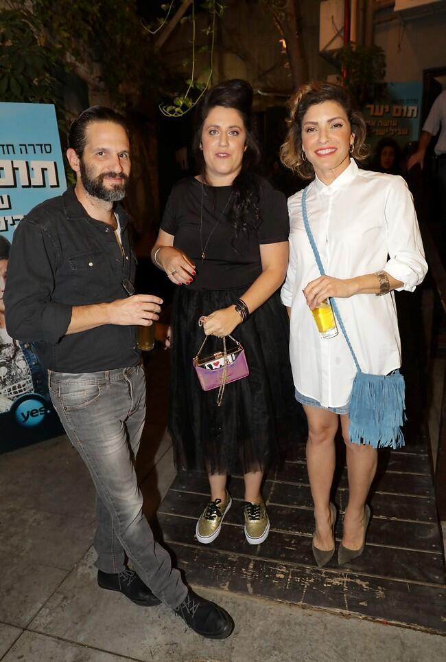 ההורים הרוחניים. תום יער עם עדי אשכנזי וגורי אלפי (צילום: רפי דלויה) ההורים הרוחניים. תום יער עם עדי אשכנזי וגורי אלפי