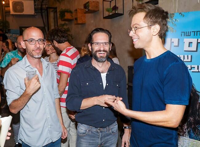 מהר ספרו בדיחה על אבו ארבע! רועי בר נתן, גורי אלפי ומולי שגב (צילום: רפי דלויה) מהר ספרו בדיחה על אבו ארבע! רועי בר נתן, גורי אלפי ומולי שגב