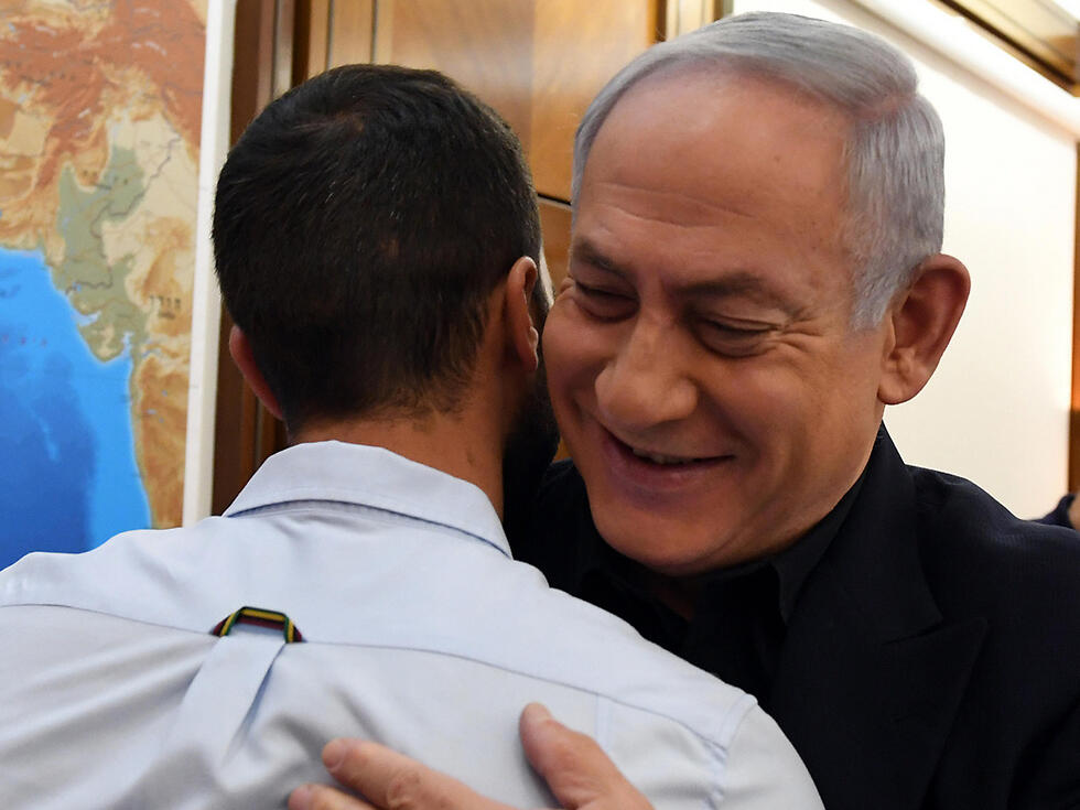 נתניהו עם המאבטח שירה למוות ב-2 אזרחים ירדנים, ב-2017. ישראל דאגה להחזיר אותו לארץ (צילום: חיים צח, לע"מ) נתניהו עם המאבטח שירה למוות ב-2 אזרחים ירדנים, ב-2017. ישראל דאגה להחזיר אותו לארץ