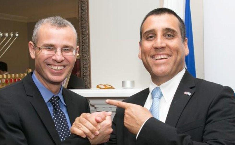 הקונסול אביב עזרא עם שר התיירות יריב לוין. צילום: דורון שם טוב