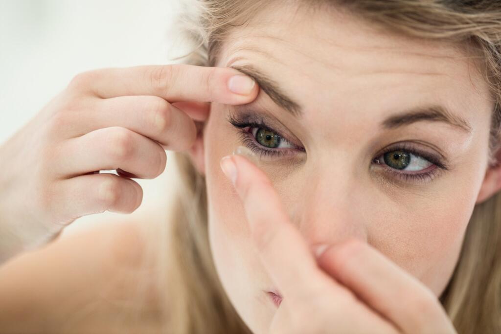 הסכנות בשימוש לא נכון בעדשות מגע (צילום: shutterstock) הסכנות בשימוש לא נכון בעדשות מגע