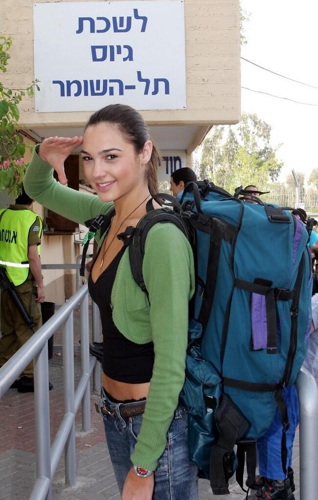 מי יאמין שעוד כמה שנים כל הוליווד תדע על השירות הצבאי שלך. גל גדות ביום הגיוס