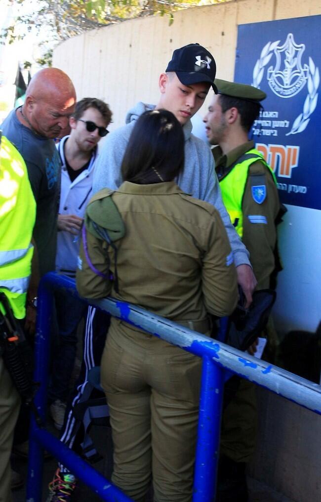 שירות מטלטל. און רפאלי מלווה באבא רפי בכניסה לבקו"ם