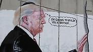 טראמפ על גדר ההפרדה     