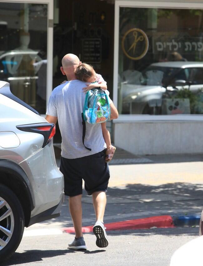 גם אותנו פעם החזיקו על הידיים. קלינשטיין והבת (צילום: מוטי לבטון) גם אותנו פעם החזיקו על הידיים. קלינשטיין והבת