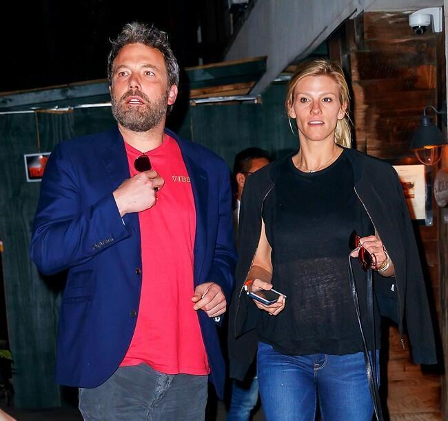 חמודים. בן אפלק ולינזדי שוקוס (Splashnews) חמודים. בן אפלק ולינזדי שוקוס