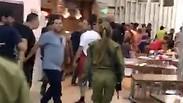 האורחים עזבו את השולחנות בקומת ההסעדה 