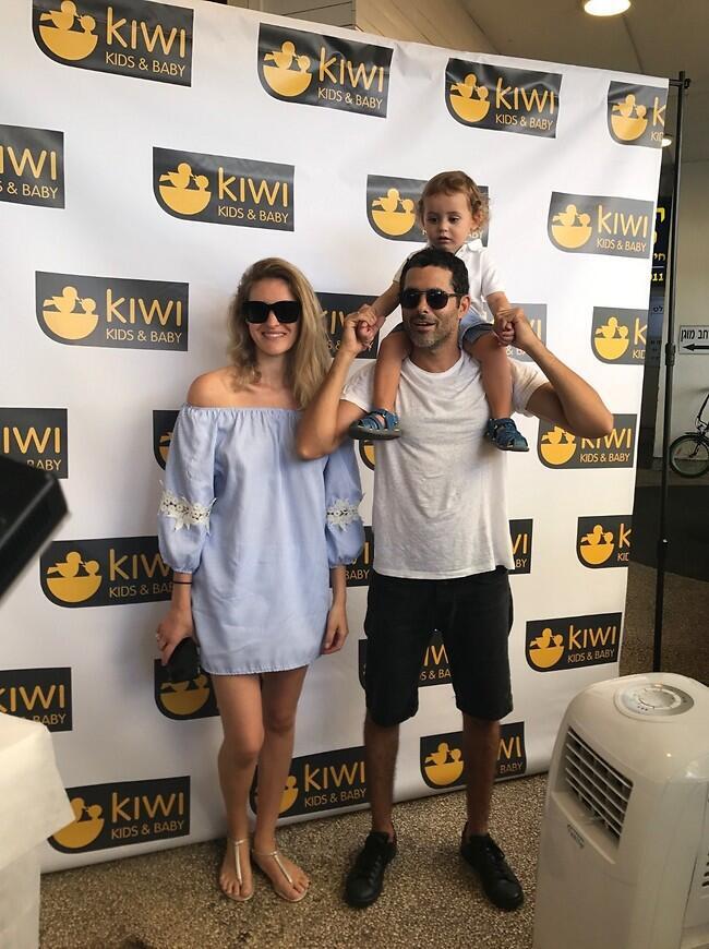 אבאל'ה אתה הלונה פארק. דן שפירא עם אשתו ובנו דויד (צילום: בתיה בשיר) אבאל'ה אתה הלונה פארק. דן שפירא עם אשתו ובנו דויד