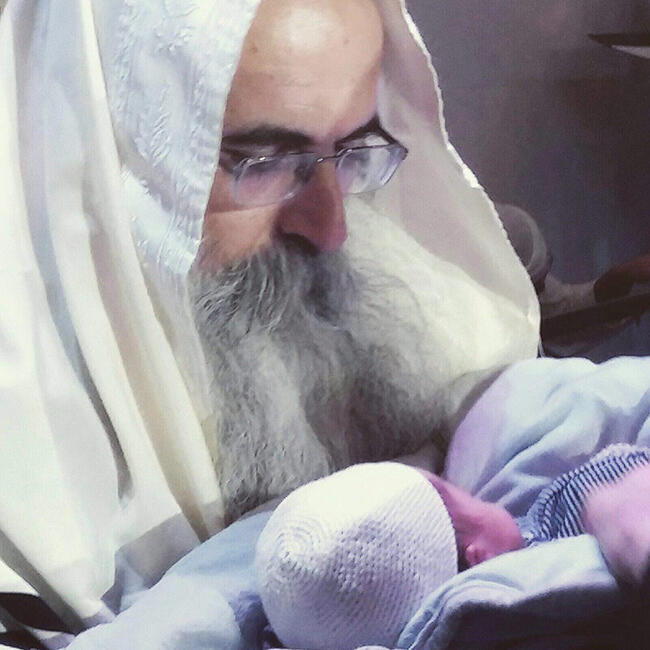 והנה גם הסנדק. הרב היובל הכהן אשרוב