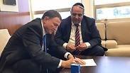 הגשת מכתב ההתפטרות של ח"כ יגאל גואטה 