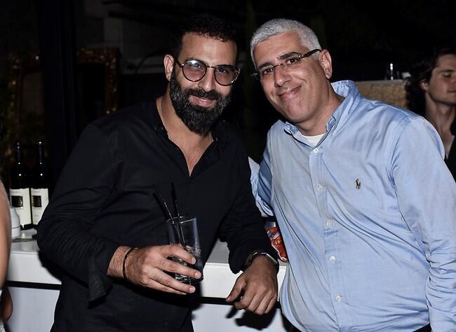 עושה עסקים. ניר ויצמן (משמאל)