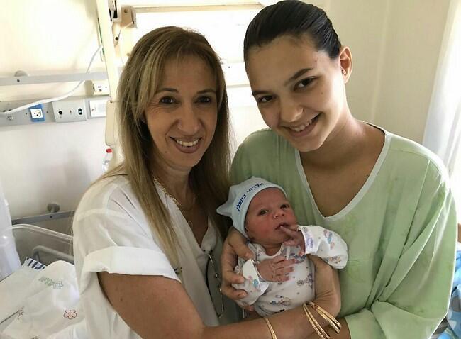 יה איך הוא דומה לך! מעיין קריספין עם בנה והאחות הראשית של בית חולים קפלן (צילום: אפרת שררה, אופיר לוי) יה איך הוא דומה לך! מעיין קריספין עם בנה והאחות הראשית של בית חולים קפלן