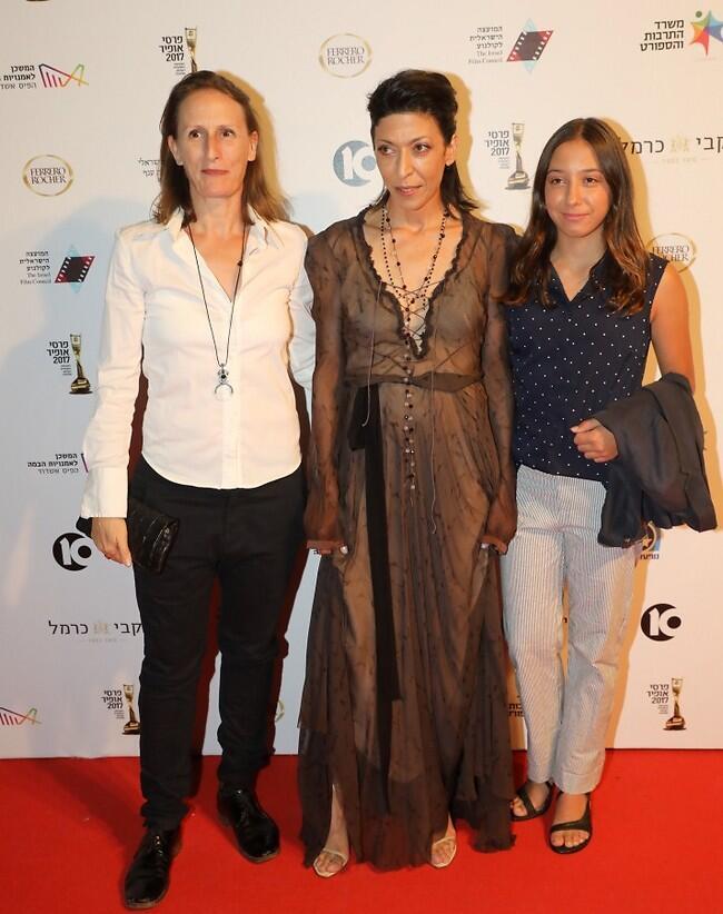 עם כל המשפחה. אסי לוי עם בת הזוג תמר שלף והבת