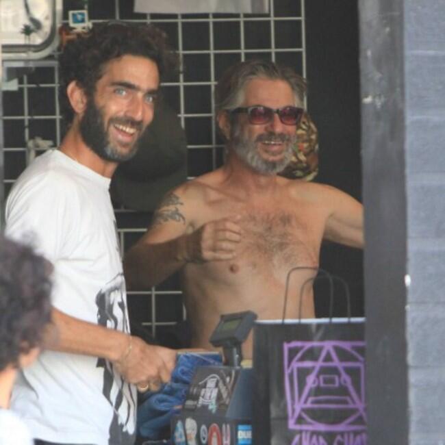 יאללה בלאגן בחנות!!! (צילום: מוטי לבטון) יאללה בלאגן בחנות!!!