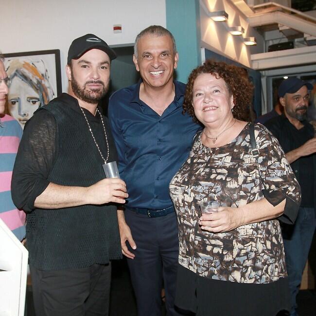 יש כבר הצעות על הציורים? לאה שבת, כחלון וד'אור (צילום: ענת מוסברג) יש כבר הצעות על הציורים? לאה שבת, כחלון וד'אור