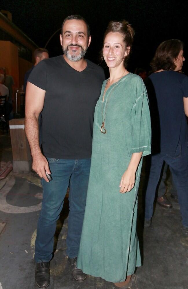 מפרגנים. קובי אפללו ואשתו אמילי (צילום: ענת מוסברג) מפרגנים. קובי אפללו ואשתו אמילי