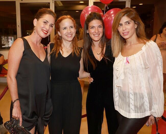 שורדות תומכות בשורדות. מיכל פוקס, ענבר פיניאבסקי, סתיו שפיר וורד ספיבק (צילום: דנה קופל) שורדות תומכות בשורדות. מיכל פוקס, ענבר פיניאבסקי, סתיו שפיר וורד ספיבק