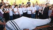 ראובן שמרלינג מובא למנוחות, היום