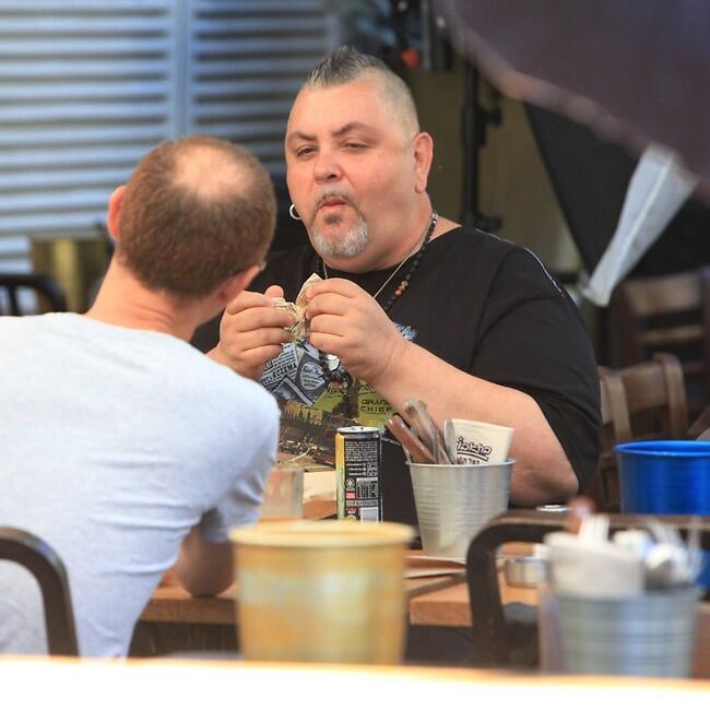 אבל תראו איזה יופי לועס בפה סגור