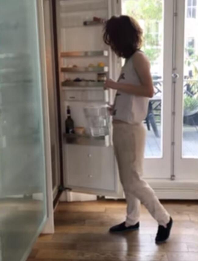 רק רוצה לשתות משהו. רוז לסלי