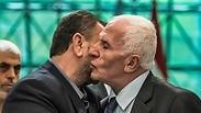 נציגי חמאס ופתח מתנשקים בקהיר          