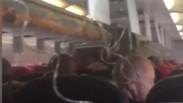 מסכות החמצן לאחר שהשתחררו מתקרת המטוס