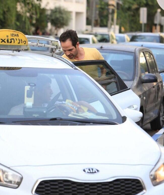 הנה, אני נכנס לבד למונית (צילום: מוטי לבטון) הנה, אני נכנס לבד למונית