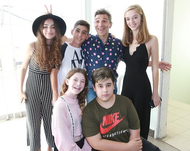 העתם לסטורי? סמו והשחקנים הצעירים (צילום: ענת מוסברג) העתם לסטורי? סמו והשחקנים הצעירים