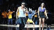 "רק שרתי את השורה '''Everybody Dance Now'"