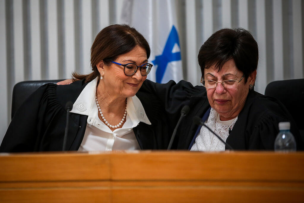 נעמדה על רגליה האחוריות כדי למנות את חיות. נאור בטקס הפרישה (צילום: אורן בן חקון) נעמדה על רגליה האחוריות כדי למנות את חיות. נאור בטקס הפרישה