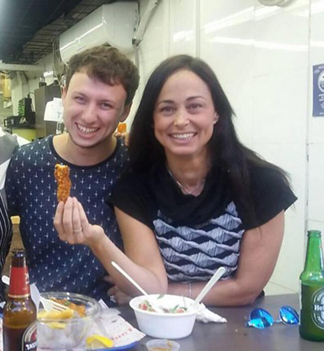 "תאכל חמודי, תאכל". איילון והחבר "תאכל חמודי, תאכל". איילון והחבר