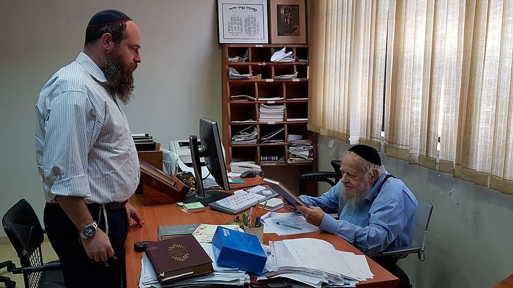 הרב עדין אבן ישראל שטיינזלץ ז"ל, עם בנו מני