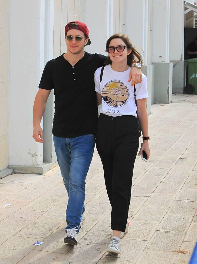 חלום שלנו שתשלוף טבעת על הבמה בחנוכה. לי בירן ואליאנה תדהר 