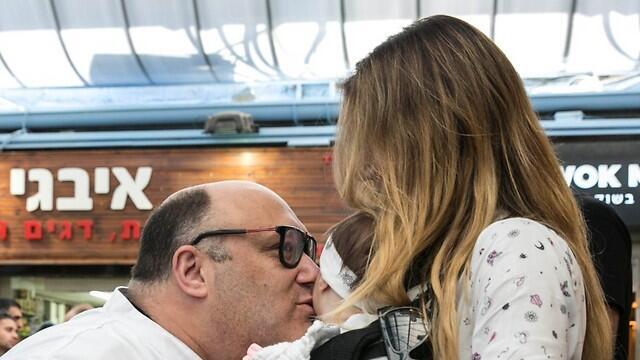 רוט עם אשתו שירן ובתם שייה, לפני כמה שנים. ''אני בוכה כשהבת שלי באה למיטה ואומרת לי: 'אבא, אני אוהבת אותך'''