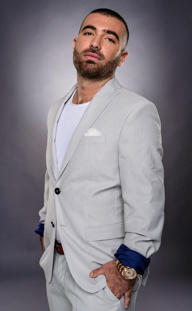 אנחנו חולים עליך כמו שני משוגעים בחוף. עומר אדם (צילום: משה נחומוביץ) אנחנו חולים עליך כמו שני משוגעים בחוף. עומר אדם