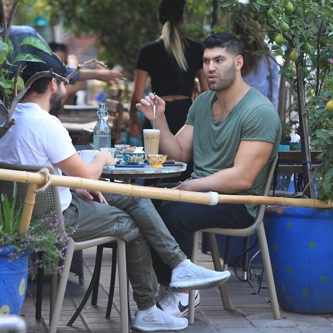 אחי, זה נראה לך הגיוני? מה אני לא סקסי?