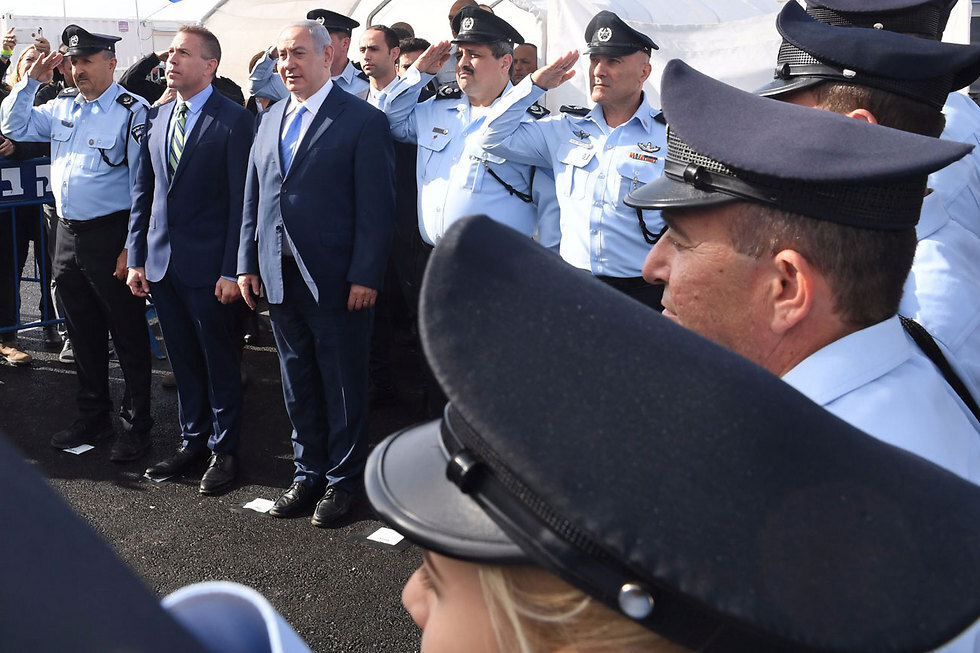 המפכ"ל, ראש הממשלה והשר לביטחון פנים בטקס חנוכת תחנת משטרה בג'סר א-זרקא ב-2017. המצב מעולם לא היה רע יותר (צילום: קובי גדעון, לע"מ) המפכ"ל, ראש הממשלה והשר לביטחון פנים בטקס חנוכת תחנת משטרה בג'סר א-זרקא ב-2017. המצב מעולם לא היה רע יותר