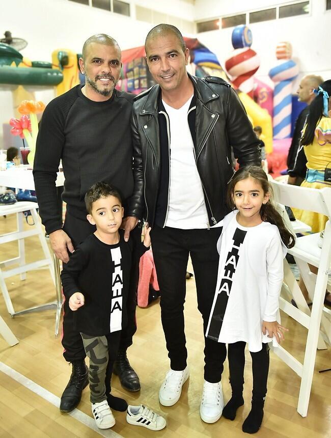 לא רק בליינים. אייל גולן עם חיים רביבו והילדים