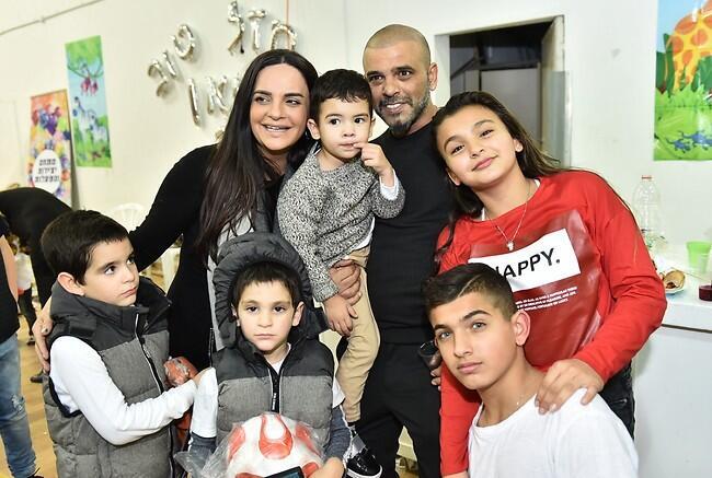 המשפחה המורחבת. אייל גולן עם אופירה אסייג והילדים