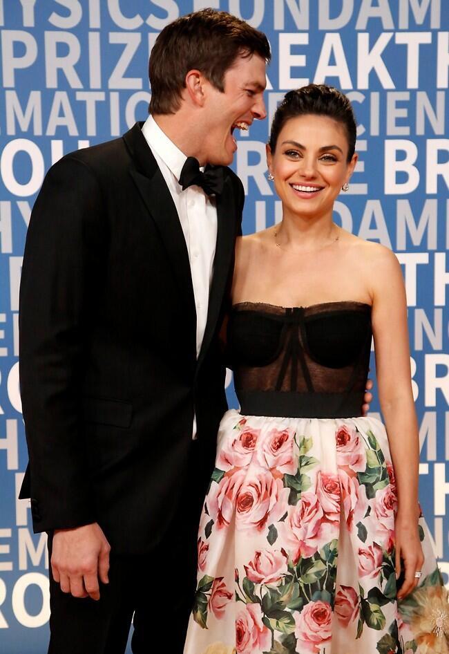 לא מפסיקים להתפיע. מילה קוניס ואשטון קוצ'ר (Gettyimages) לא מפסיקים להתפיע. מילה קוניס ואשטון קוצ'ר