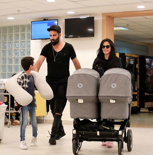 ליאו מוכן להיות אח גדול. מיכל וניר ויצמן עם התאומים הטריים והבן ליאו (צילום: ניר סטולו) ליאו מוכן להיות אח גדול. מיכל וניר ויצמן עם התאומים הטריים והבן ליאו