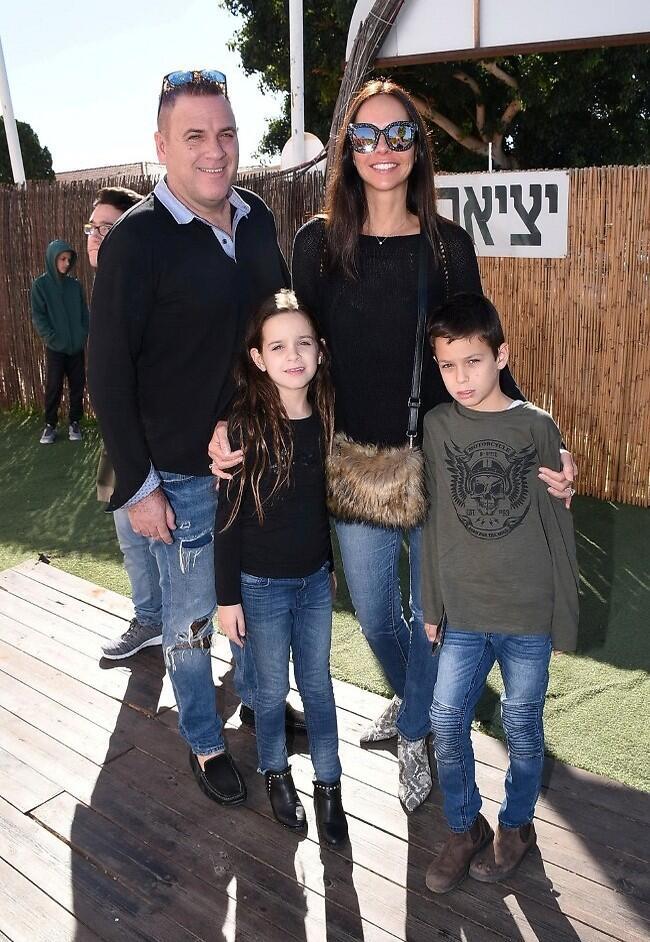 משפחה בג'ינס. רוית אסף והמשפחה (צילום: רן בירן) משפחה בג'ינס. רוית אסף והמשפחה