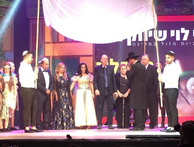 בזמן החופה. שמישהו יעביר לנו טישו! בזמן החופה. שמישהו יעביר לנו טישו!
