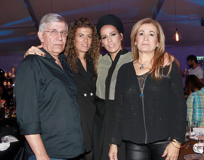 בהרכב משפחתי מלא. לינור אברג'יל עם ההורים והאחות (צילום: ענת מוסברג) בהרכב משפחתי מלא. לינור אברג'יל עם ההורים והאחות