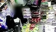 המאבק בין המוכרת לגנב