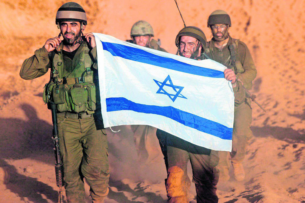 Druze IDF soldiers carry the Israeli flag during training 