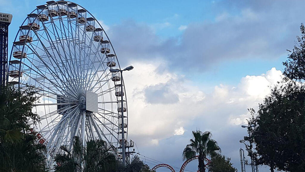 "ביקשנו לחזור פנימה, אבל אמרו לנו לעוף הביתה". הלונה פארק בתל אביב (צילום: רן רימון) "ביקשנו לחזור פנימה, אבל אמרו לנו לעוף הביתה". הלונה פארק בתל אביב
