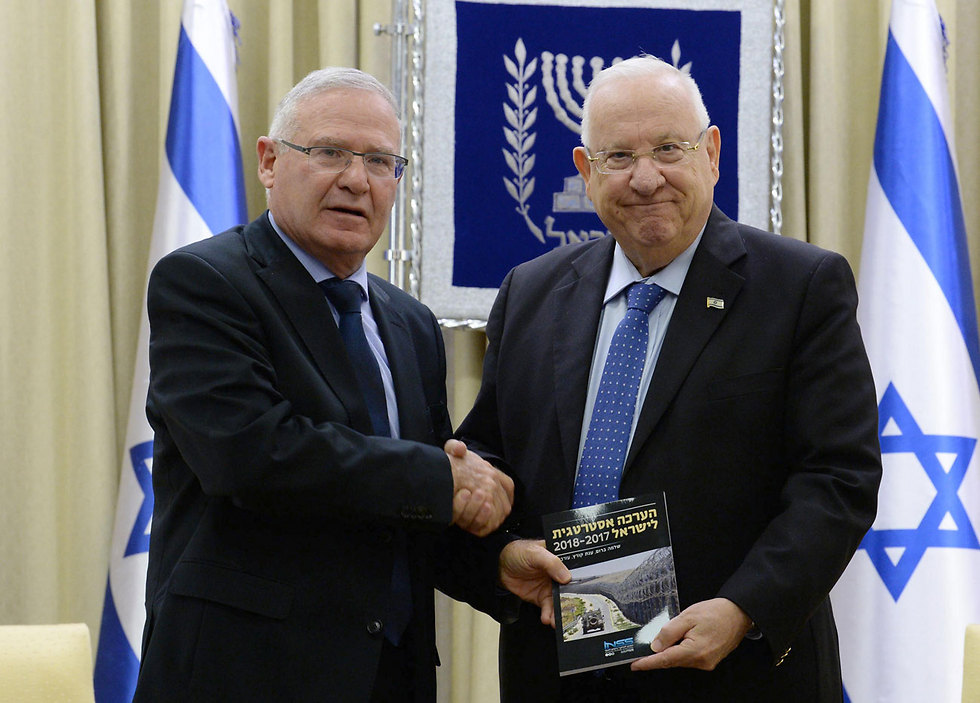 Amos Yadlin presents the INSS annual report to President Reuven Rivlin 