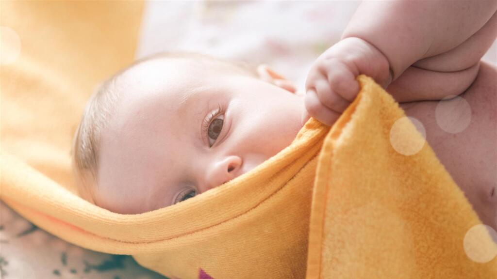 מיום בקיעת השן צריך כבר לצחצח שיניים (צילום: shutterstock) מיום בקיעת השן צריך כבר לצחצח שיניים